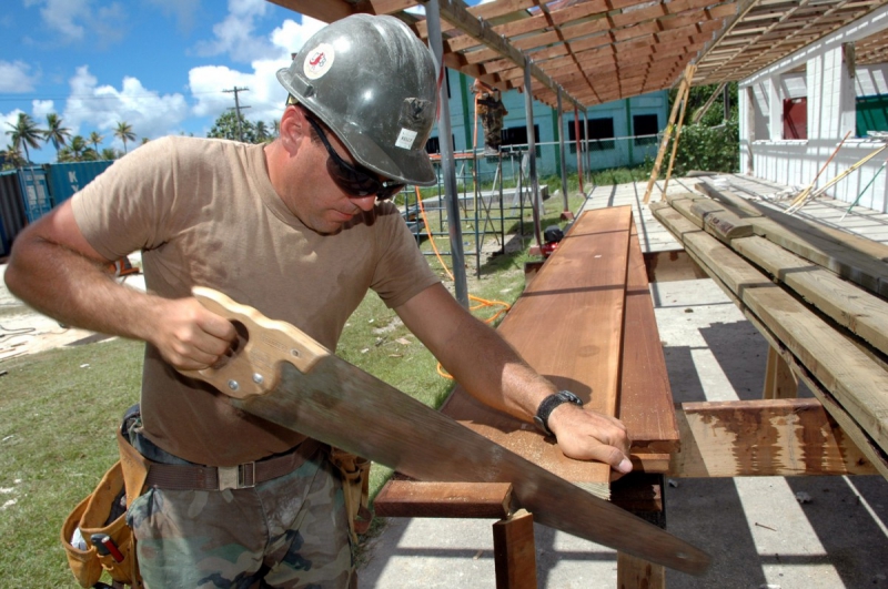 charpentier-BRUE AURIAC-min_worker_construction_building_carpenter_male_job_build_helmet-893290